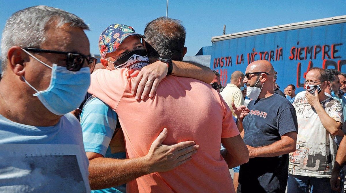 Varios trabajadores de Nissan celebran la ratificación del preacuerdo firmado con la compañía que atrasa el cierre de las plantas de Barcelona, este jueves en Montcada i Reixac. Varios trabajadores de Nissan celebran la ratificación del preacuerdo firmado con la compañía que atrasa el cierre de las plantas de Barcelona, este jueves en Montcada i Reixac.