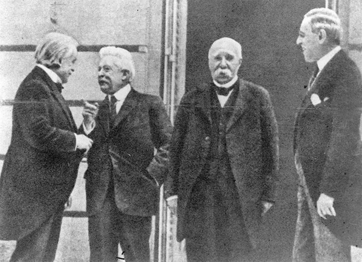 La firma del Tratado de Versalles, el 28 de junio de 1919. De izquierda a derecha, el británico Lloyd George, el italiano Giorgio Sonnino, el francés Georges Clemenceau y el norteamericano Thomas Woodrom Wilson.