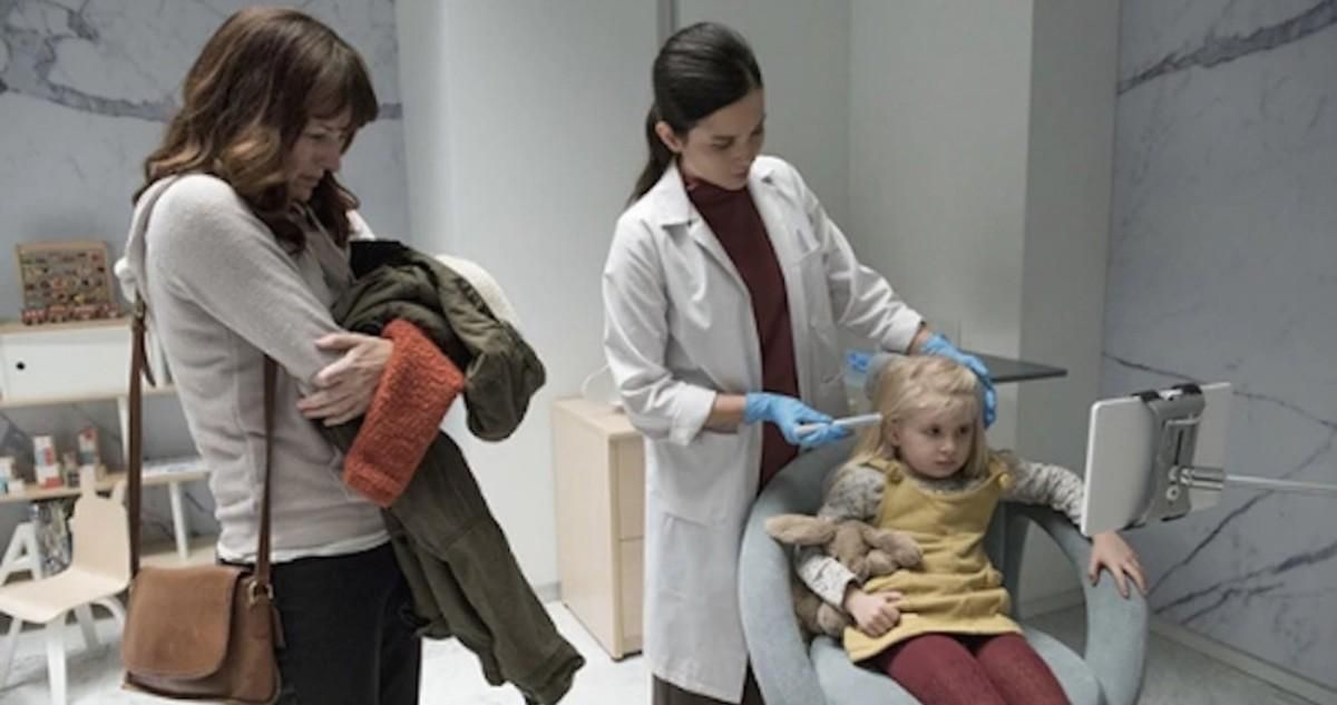 El control parental llevado al extremo en ’Arkangel’, uno de los episodios más comentados en Twitter de la cuarta temporada de ’Black Mirror’. El control parental llevado al extremo en ’Arkangel’, uno de los episodios más comentados en Twitter de la cuarta temporada de ’Black Mirror’.