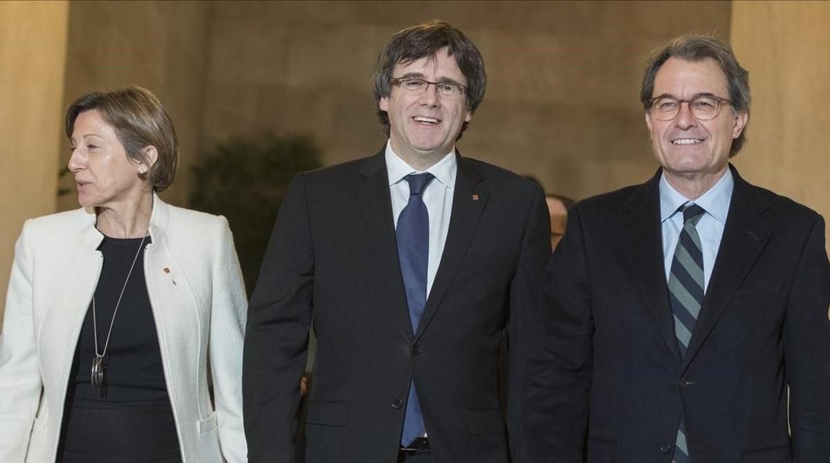 Carme Forcadell, Carles Puigdemont y Artur Mas, en la reunión del Pacte Nacional pel Referèndum del pasado 1 de febrero. Carme Forcadell, Carles Puigdemont y Artur Mas, en la reunión del Pacte Nacional pel Referèndum del pasado 1 de febrero.