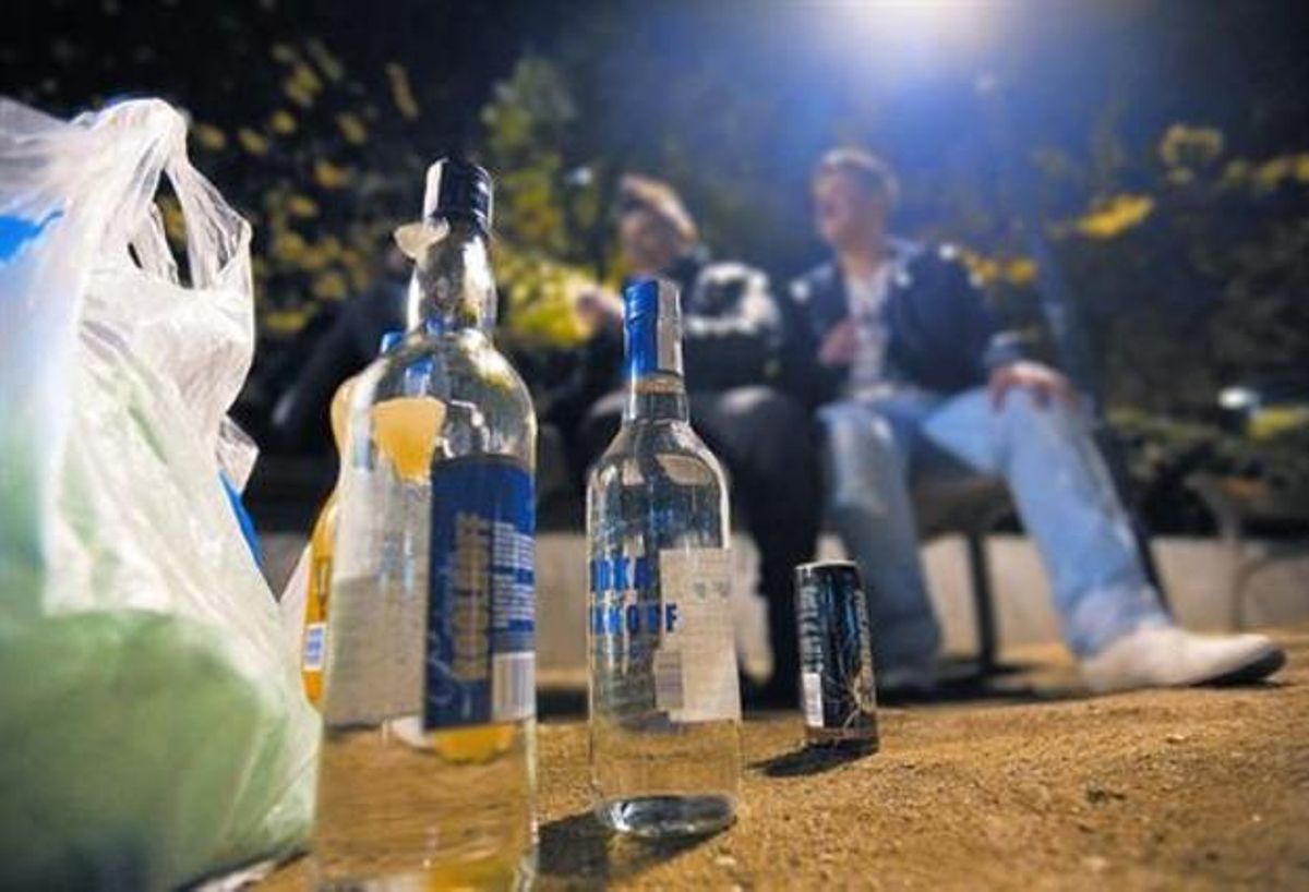 Unos jóvenes practican botellón en Enric Granados con la plaza de Letamendi, el 3 de diciembre del 2010. Unos jóvenes practican botellón en Enric Granados con la plaza de Letamendi, el 3 de diciembre del 2010.
