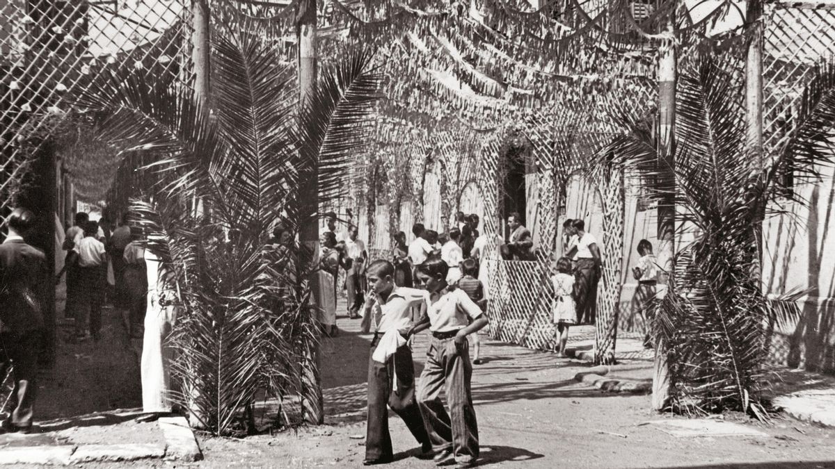 La calle de Santa Caterina, en 1935, aún con ornamentos vegetales, antecedente de los decorados de cartón piedra que terminarían por imponerse. La calle de Santa Caterina, en 1935, aún con ornamentos vegetales, antecedente de los decorados de cartón piedra que terminarían por imponerse.