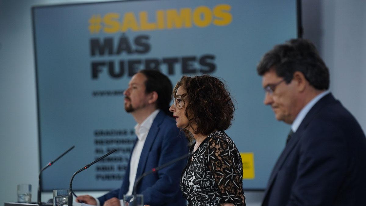 El Gobierno anuncia la aprobación del ingreso mínimo vital. En la foto, Pablo Iglesias, María Jesús Montero y José Luis Escrivá, en la rueda de prensa del Consejo de Ministros. 