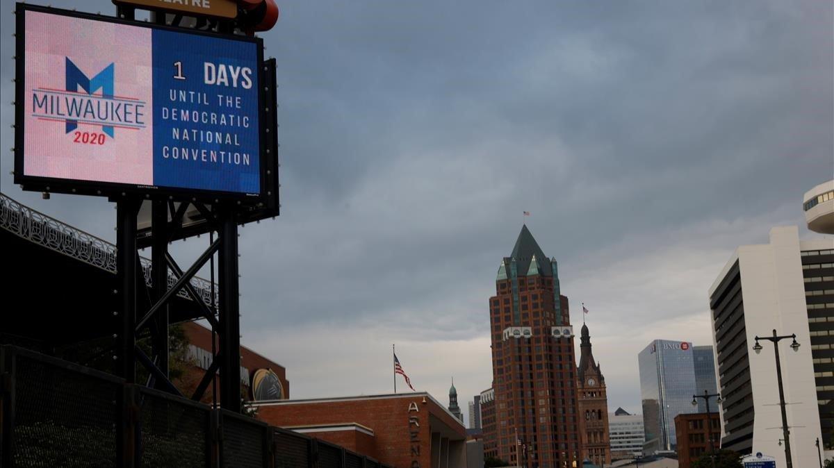 Un cartel señala la cuenta atrás para el inicio de la convención demócrata, este domingo en Milwaukee.