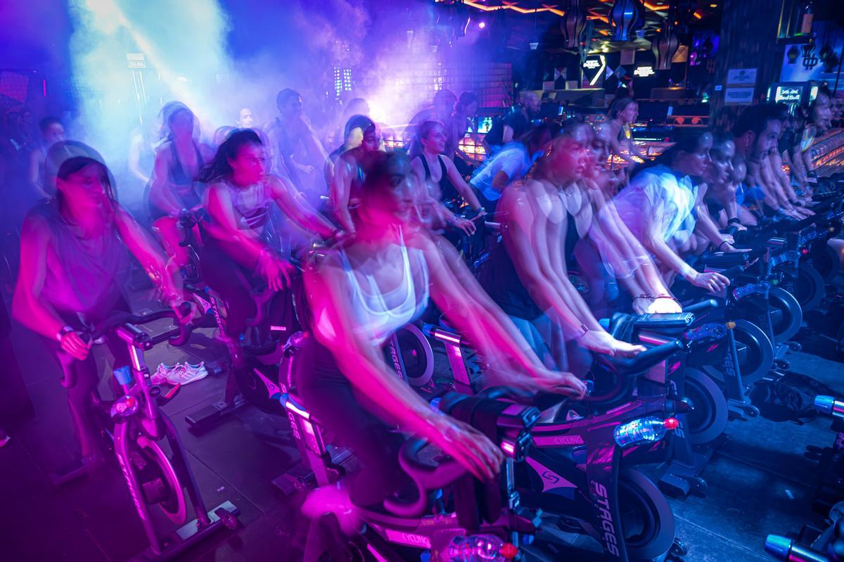 Sesión de ciclismo 'indoor' de Lapso Studios en la discoteca Bling ...