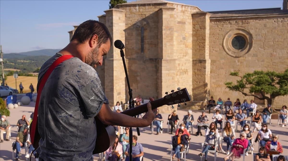 Mazoni actúa para el público de Santa Coloma de Queralt, en la Conca de Barberà, el 6 de junio de 2020. Mazoni actúa para el público de Santa Coloma de Queralt, en la Conca de Barberà, el 6 de junio de 2020.