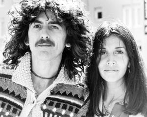 George Harrison y su segunda esposa, Olivia, en 1977 