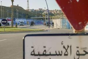Todo listo en el lado marroquí del paso fronterizo del Tarajal para su apertura este lunes a medianoche después de dos años cerrado por la pandemia y la crisis entre España y Marruecos. La reapertura coincide con el aniversario de la entrada a Ceuta por esa frontera de 10.000 migrantes ante la pasividad de las autoridades marroquíes. EFE/María Traspaderne