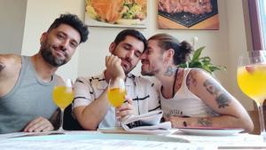 Carlos, Tomás y Carlos son tres hombres que viven en Barcelona y forman una trieja, una relación poliamorosa