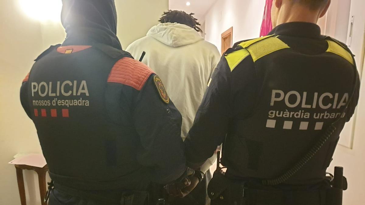 Mossos y Guardia Urbana desmantelan un punto de tráfico de droga en Ciutat Vella (Barcelona)