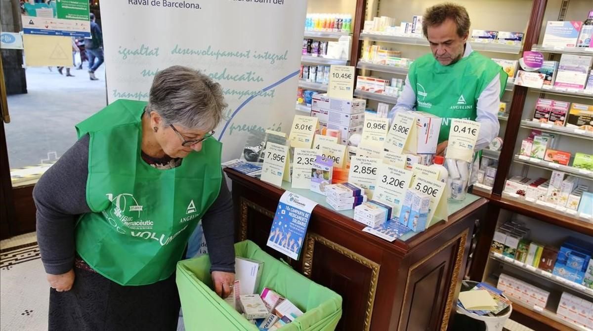 Una voluntaria coloca medicamentos, en la farmacia La Rambla, que recoge para la fundación Centre Obert Joan Salvador Gavina del Raval. Una voluntaria coloca medicamentos, en la farmacia La Rambla, que recoge para la fundación Centre Obert Joan Salvador Gavina del Raval.
