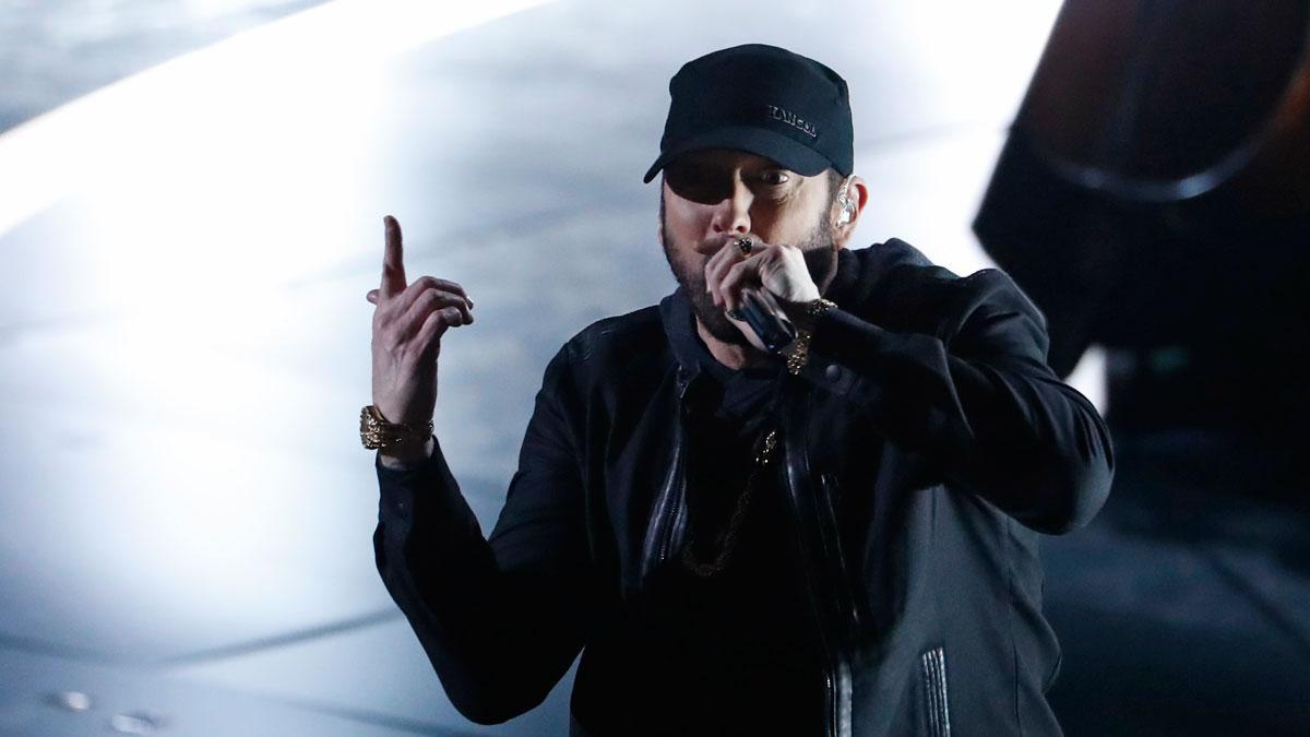 Oscars 2020. Eminem actúa por sorpresa en la gala de los Oscar con la canción de la película ’8 Mile’.
