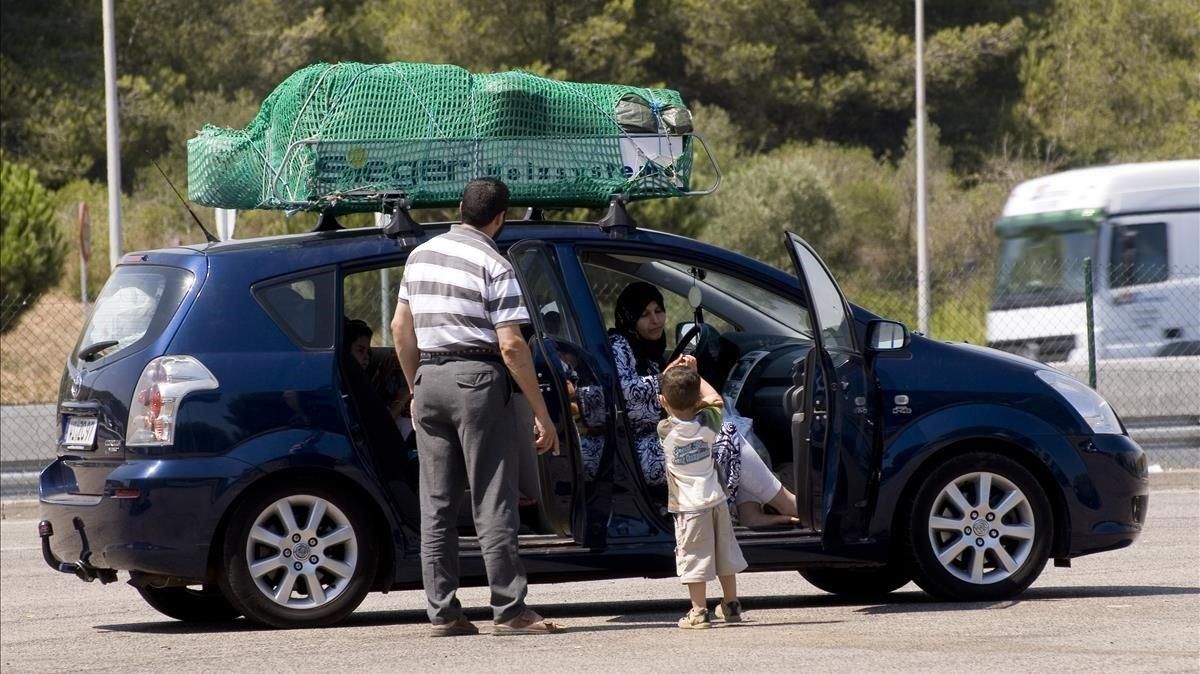 Una familia magrebí descansa en el área de servicio de El Medol (Tarragona) durante la Operación Paso del Estrecho, en agosto de 2009. Una familia magrebí descansa en el área de servicio de El Medol (Tarragona) durante la Operación Paso del Estrecho, en agosto de 2009.