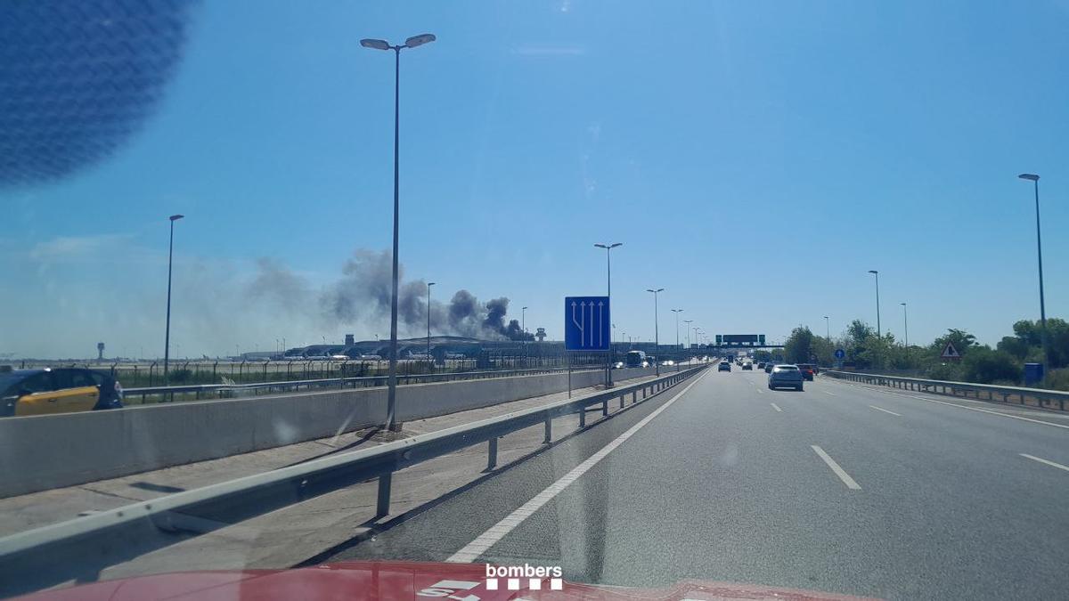 Incendio en un autobús en el aeropuerto de Barcelona.