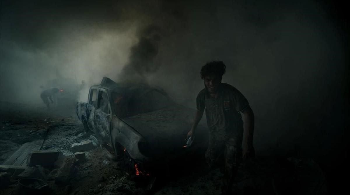 Imagen tomada poco después de estallar un coche bomba accionado por un suicida en Sirte. Imagen tomada poco después de estallar un coche bomba accionado por un suicida en Sirte.
