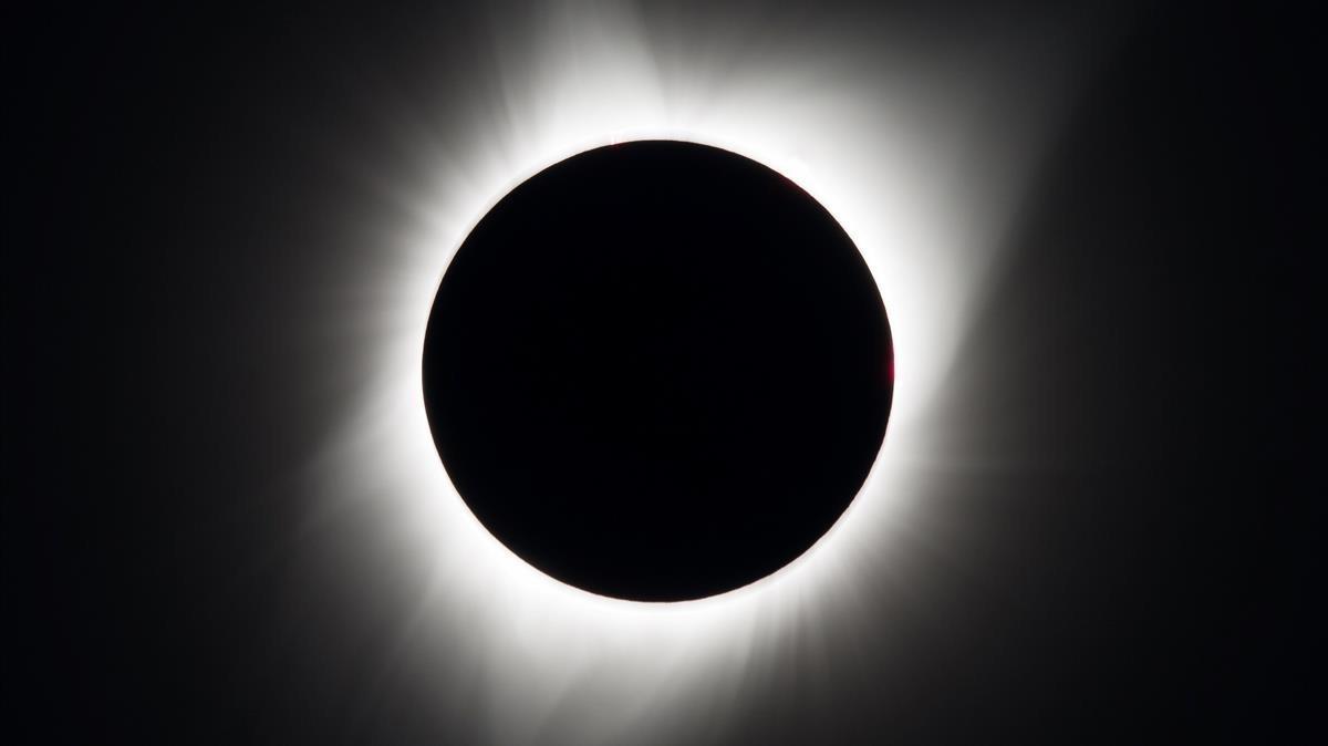 El eclipse observado desde el pueblo de Madras, en Oregón, donde se habían concentrado unas 100.000 personas para aprovechar la gran duración de la totalidad: dos minutos y dos segundos.