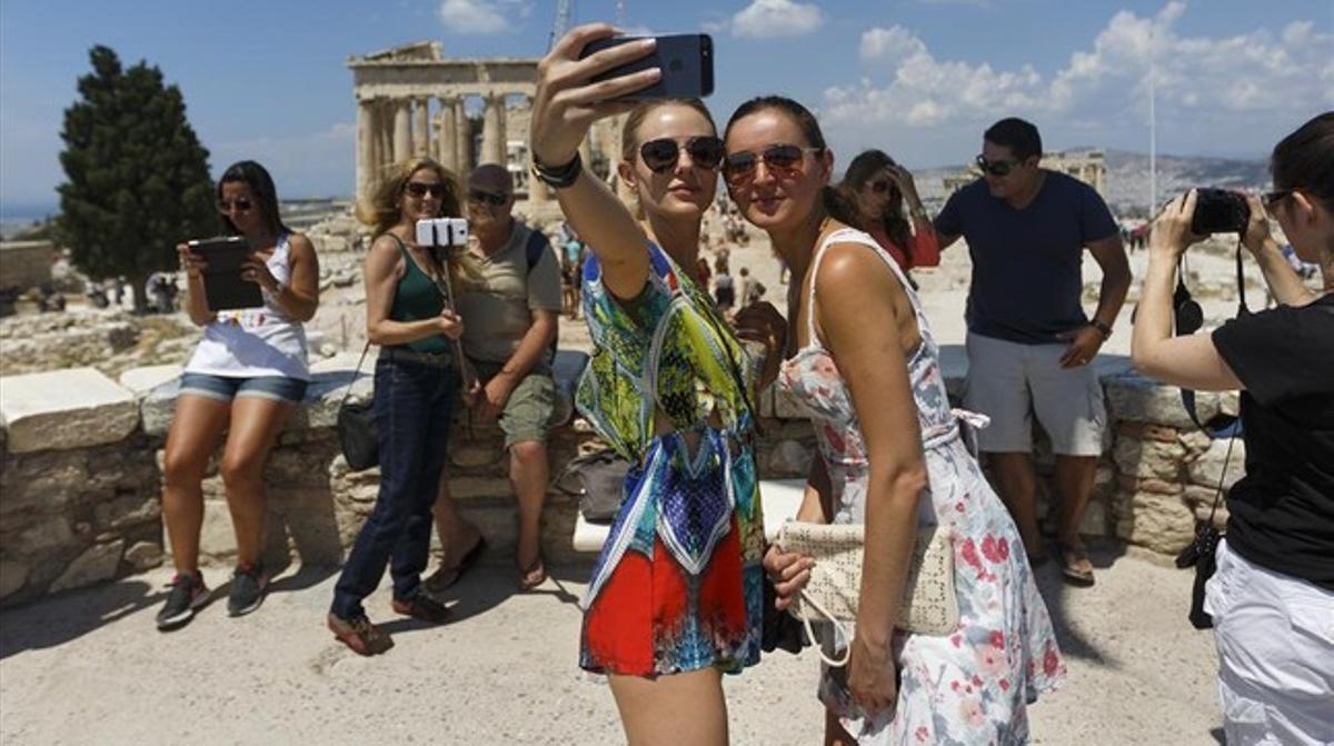 Turistas en el Partenón de Atenas.