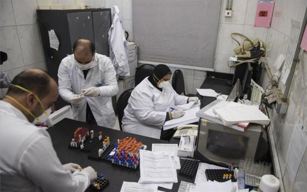 Personal médico en Egipto realizan pruebas de coronavirus. Personal médico en Egipto realizan pruebas de coronavirus.