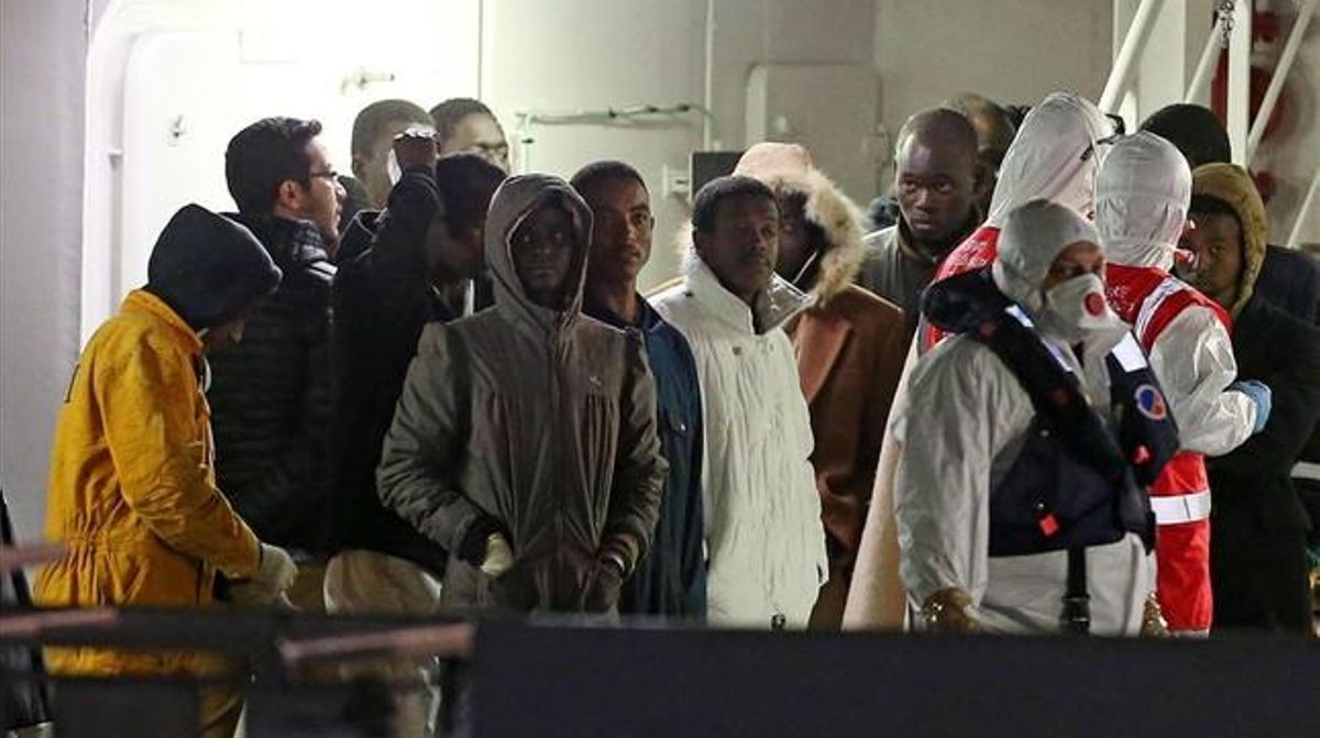 Supervivientes del naufragio, a su llegada al puerto de Catania a bordo del guardacostas ’Bruno Gregoretti’, este martes por la madrugada. Supervivientes del naufragio, a su llegada al puerto de Catania a bordo del guardacostas ’Bruno Gregoretti’, este martes por la madrugada.