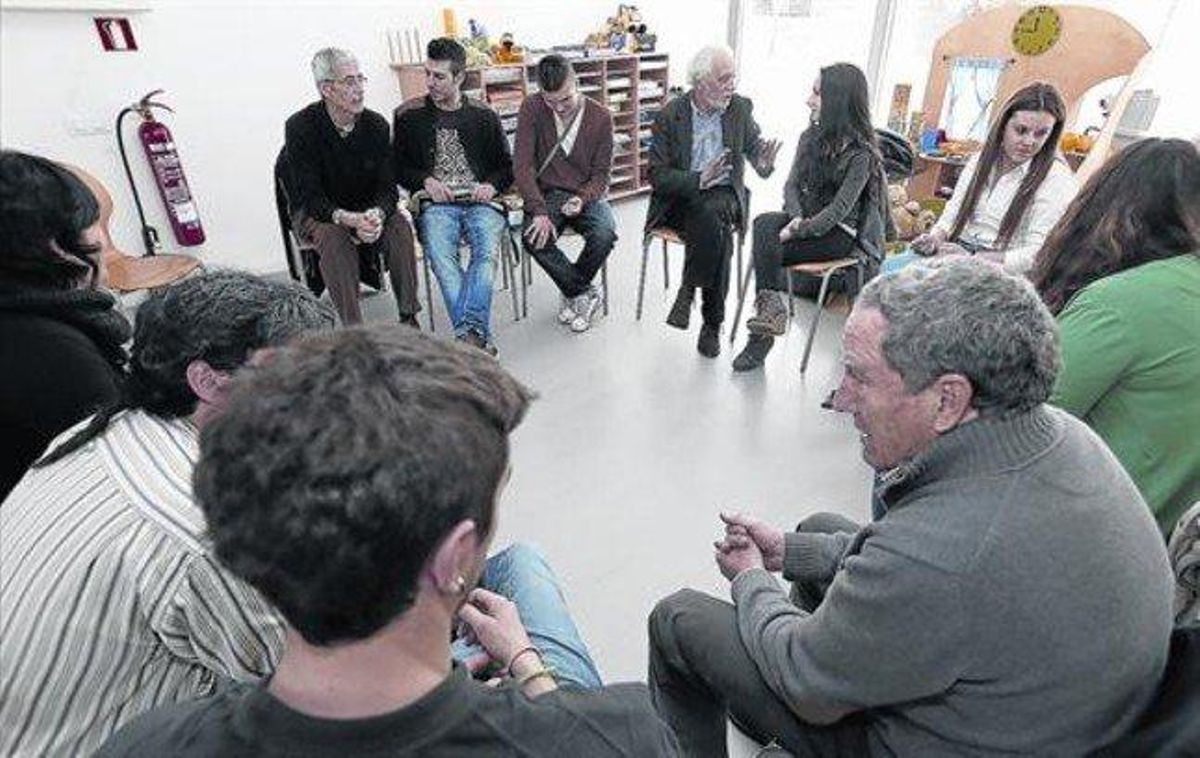 INTERCAMBIO.Las experiencias de adultosy jóvenes les sirven a ambos. INTERCAMBIO.Las experiencias de adultosy jóvenes les sirven a ambos.