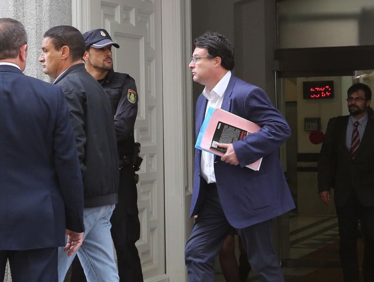 Joan Josep Nuet, encarcelado por error en la interlocutoria del Tribunal Supremo. Joan Josep Nuet, encarcelado por error en la interlocutoria del Tribunal Supremo.