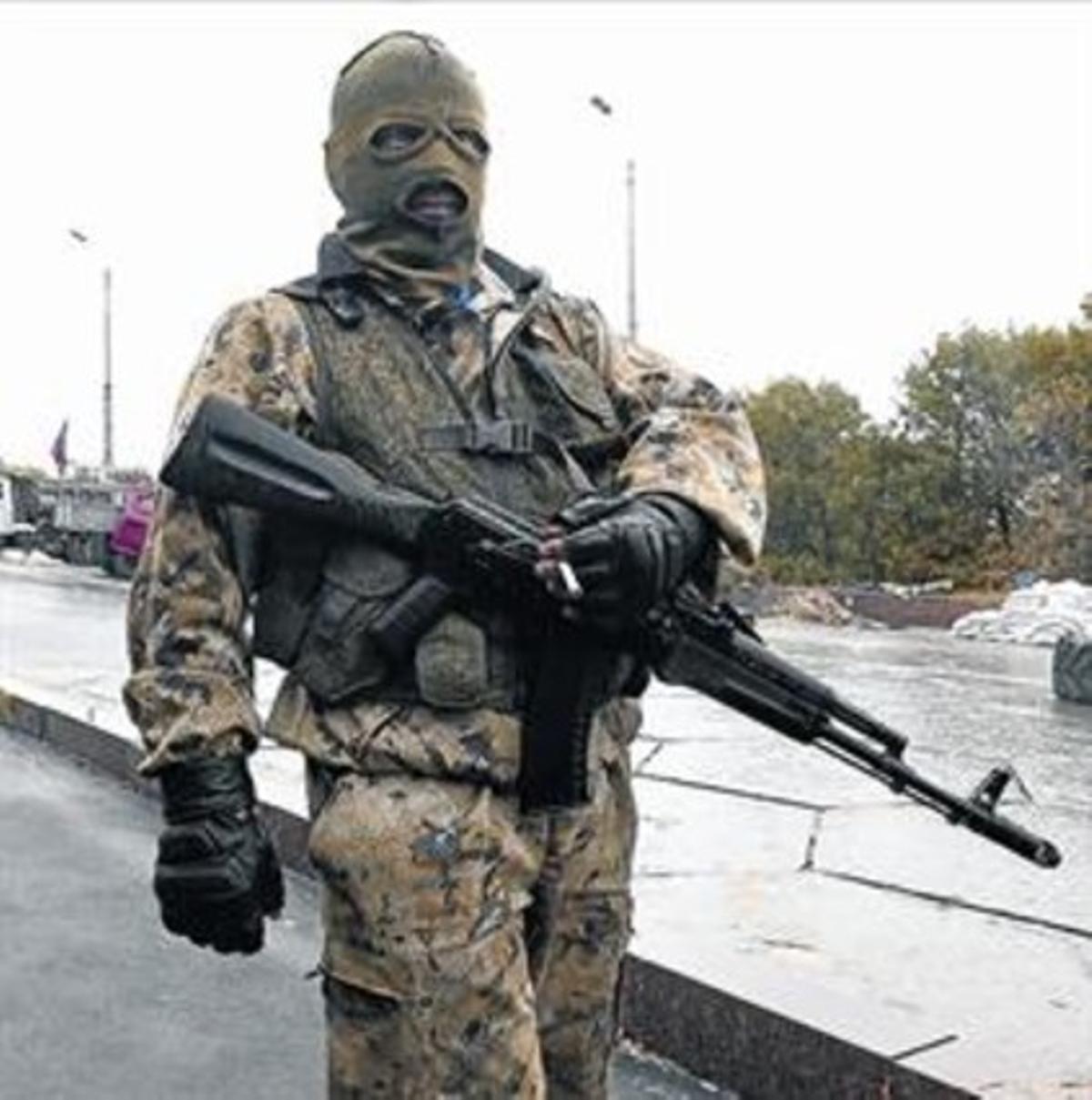 Un prorruso en la ruta al aeropuerto de Donetsk. Un prorruso en la ruta al aeropuerto de Donetsk.