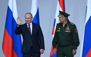 Putin y su ministro de Defensa durante la inauguración del Foro Técnico-Militar Internacional.