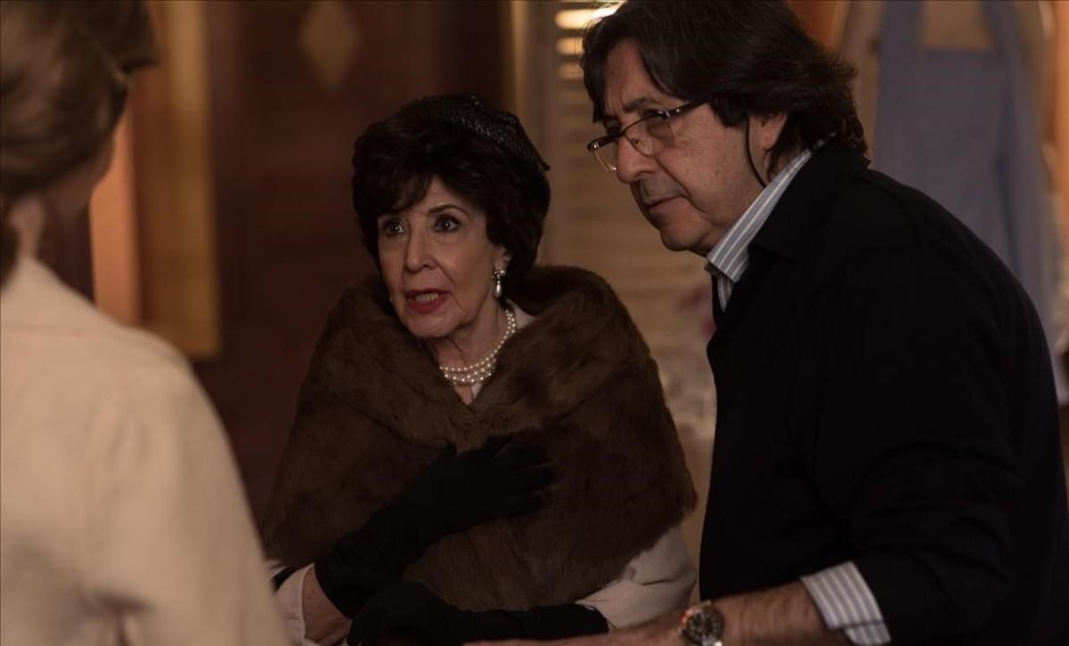 La actriz Concha Velasco, en un momento del rodaje de la última temporada de ’Velvet’. La actriz Concha Velasco, en un momento del rodaje de la última temporada de ’Velvet’.
