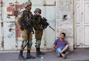 Soldados del ejército israelí detienen a un palestino 