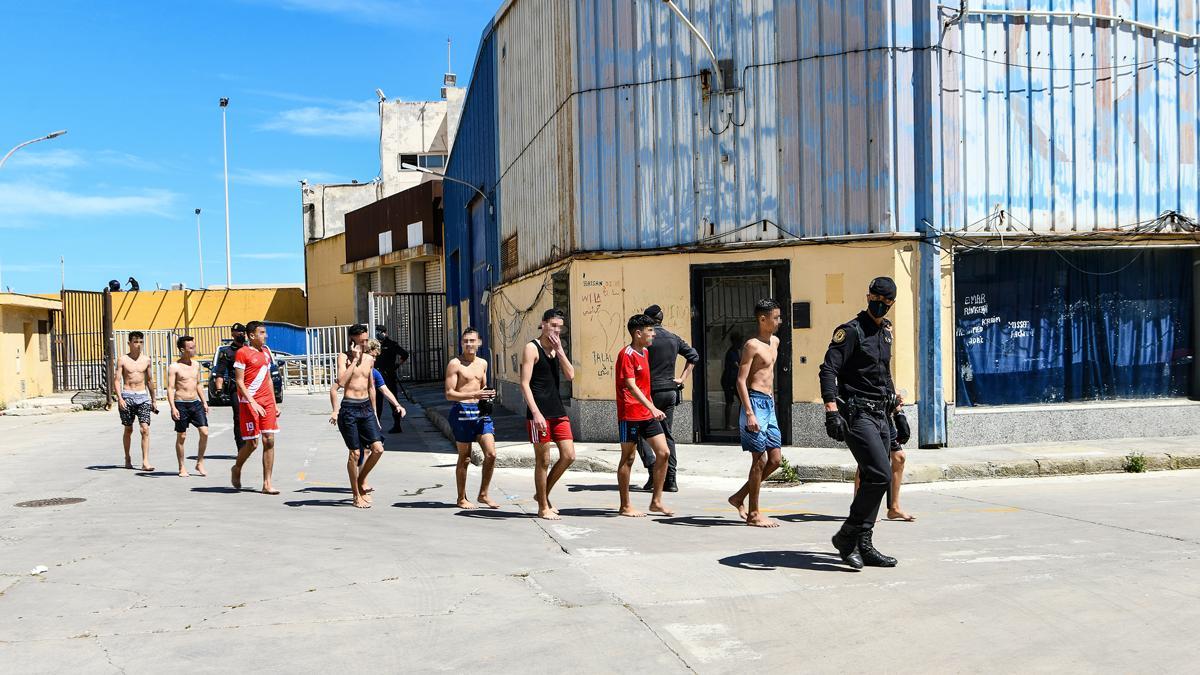 La situación se tensa en Ceuta por la afluencia de miles de inmigrantes por las playas.