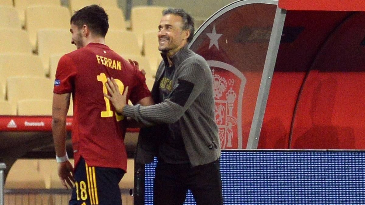 Luis Enrique felicita a Ferran Torres por su ’hat trick’ ante el Alemania Luis Enrique felicita a Ferran Torres por su ’hat trick’ ante el Alemania