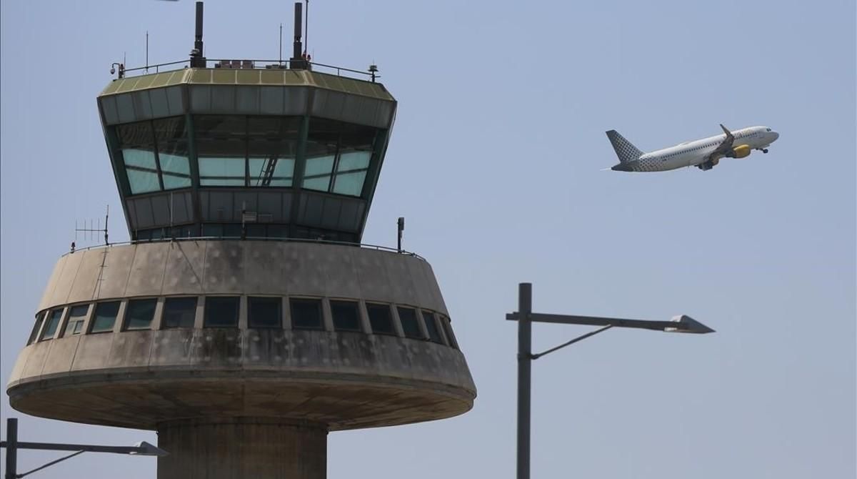 Un avión despega del aeropuerto de Barcelona. Un avión despega del aeropuerto de Barcelona.