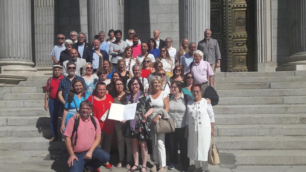 Miembros de las asociaciones de bebés robados junto a varios diputados del Congreso. Miembros de las asociaciones de bebés robados junto a varios diputados del Congreso.