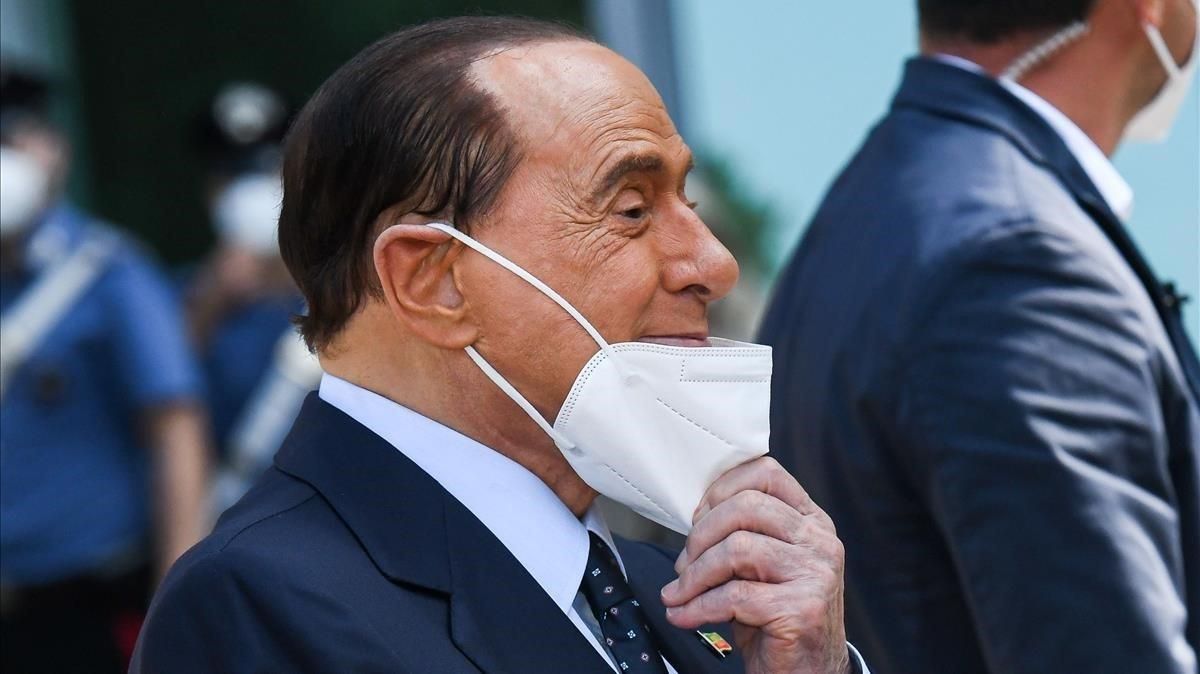 Berlusconi, a la salida del hospital por su ingreso por coronavirus. Berlusconi, a la salida del hospital por su ingreso por coronavirus.
