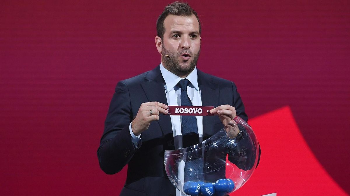 Rafael van der Vaart escoge la bola de Kosovo durante el sorteo preliminar de los grupos de la Copa del Mundo de la FIFA, en diciembre del año pasado, en Zúrich. Rafael van der Vaart escoge la bola de Kosovo durante el sorteo preliminar de los grupos de la Copa del Mundo de la FIFA, en diciembre del año pasado, en Zúrich.