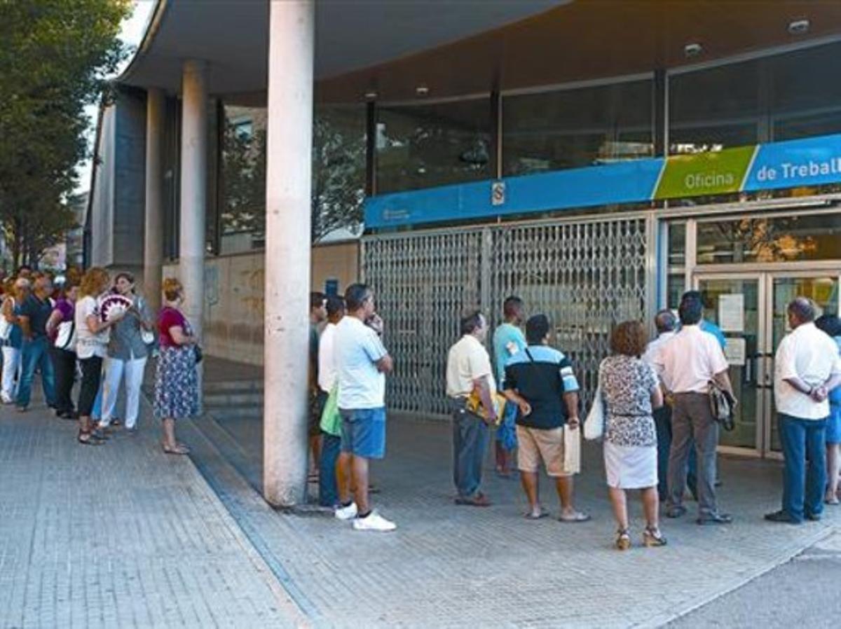 Cola de parados en una oficina del Servei d’Ocupació de Catalunya.