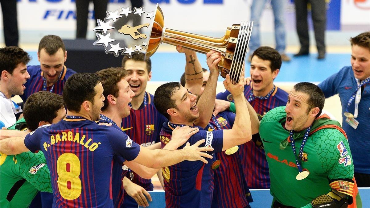 Los jugadores del Barça levantan el trofeo de campeones.
