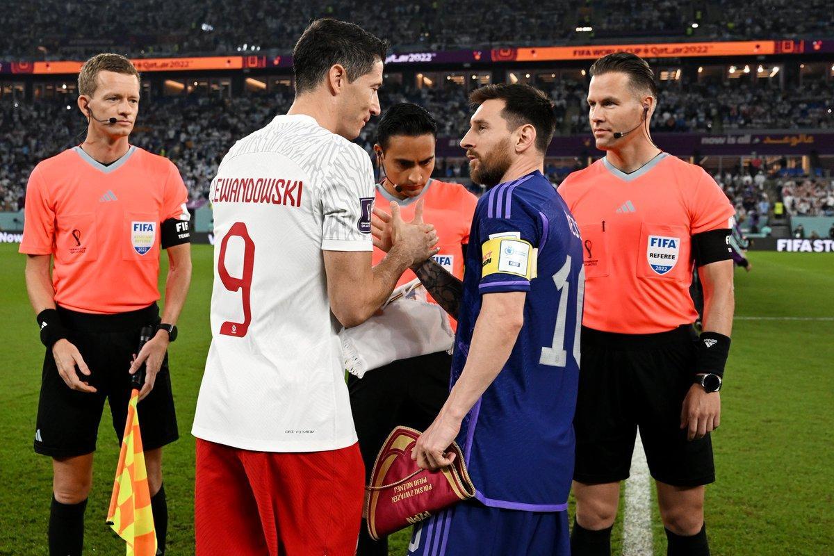 Lewandowski saluda a Messi antes del Polonia-Argentina en Doha.