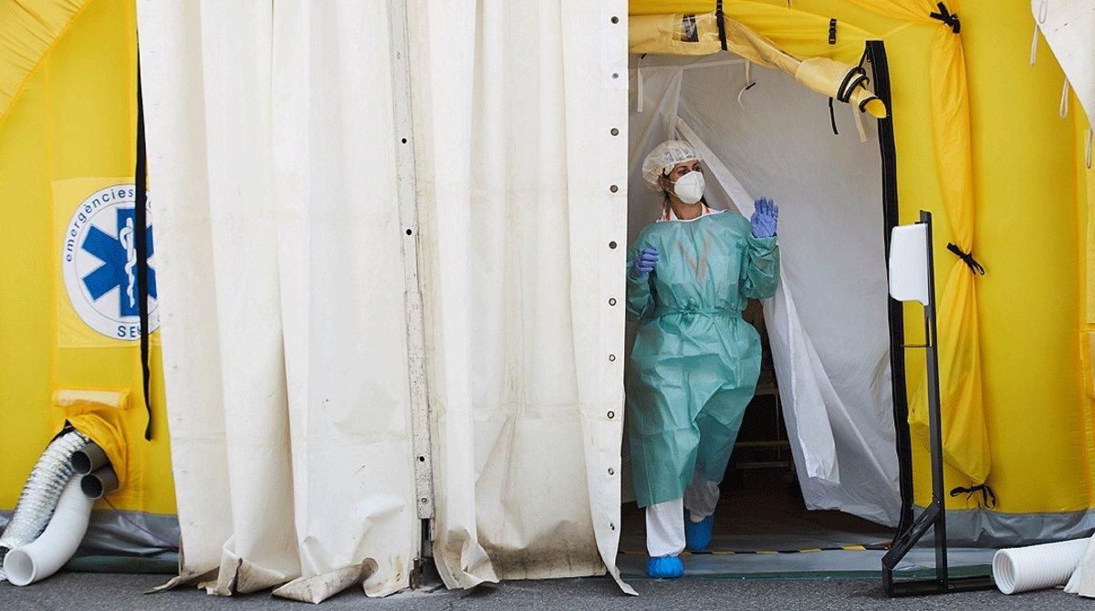 Una sanitaria sale del hospital de campaña anexo al CUAP Prat de la Riba de Lleida, donde se centralizan las pruebas a posibles contagiados de covid-19, este martes 14 de julio. Una sanitaria sale del hospital de campaña anexo al CUAP Prat de la Riba de Lleida, donde se centralizan las pruebas a posibles contagiados de covid-19, este martes 14 de julio.