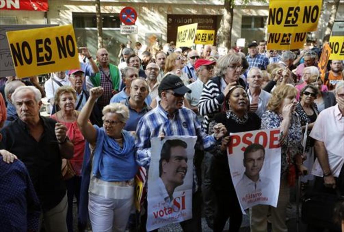 Simpatizantes de Pedro Sánchez, ante la sede del PSOE de la calle de Ferraz, con pancartas apoyando a su líder.