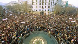 Manifestación ’No a la guerra’ llenando el paseo de Gràcia y la Gran Via de Barcelona, en el año 2003.