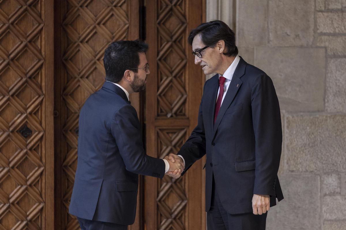 El ’president’ Pere Aragonès y el líder del PSC, Salvador Illa, en la firma del acuerdo de presupuestos