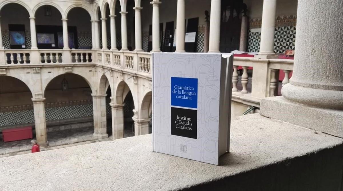 Ejemplar de la nueva ’Gramàtica de la Llengua Catalana’, en la sede del Institut d’Estudis Catalans (IEC), en Barcelona.  