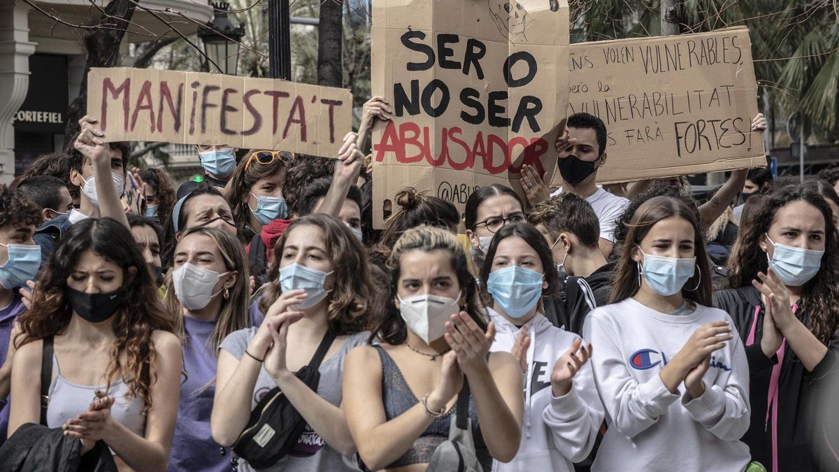 Alumnos del Institut del Teatre manifestándose frente a la Diputación de Barcelona a raíz del escándalo. Alumnos del Institut del Teatre manifestándose frente a la Diputación de Barcelona a raíz del escándalo.