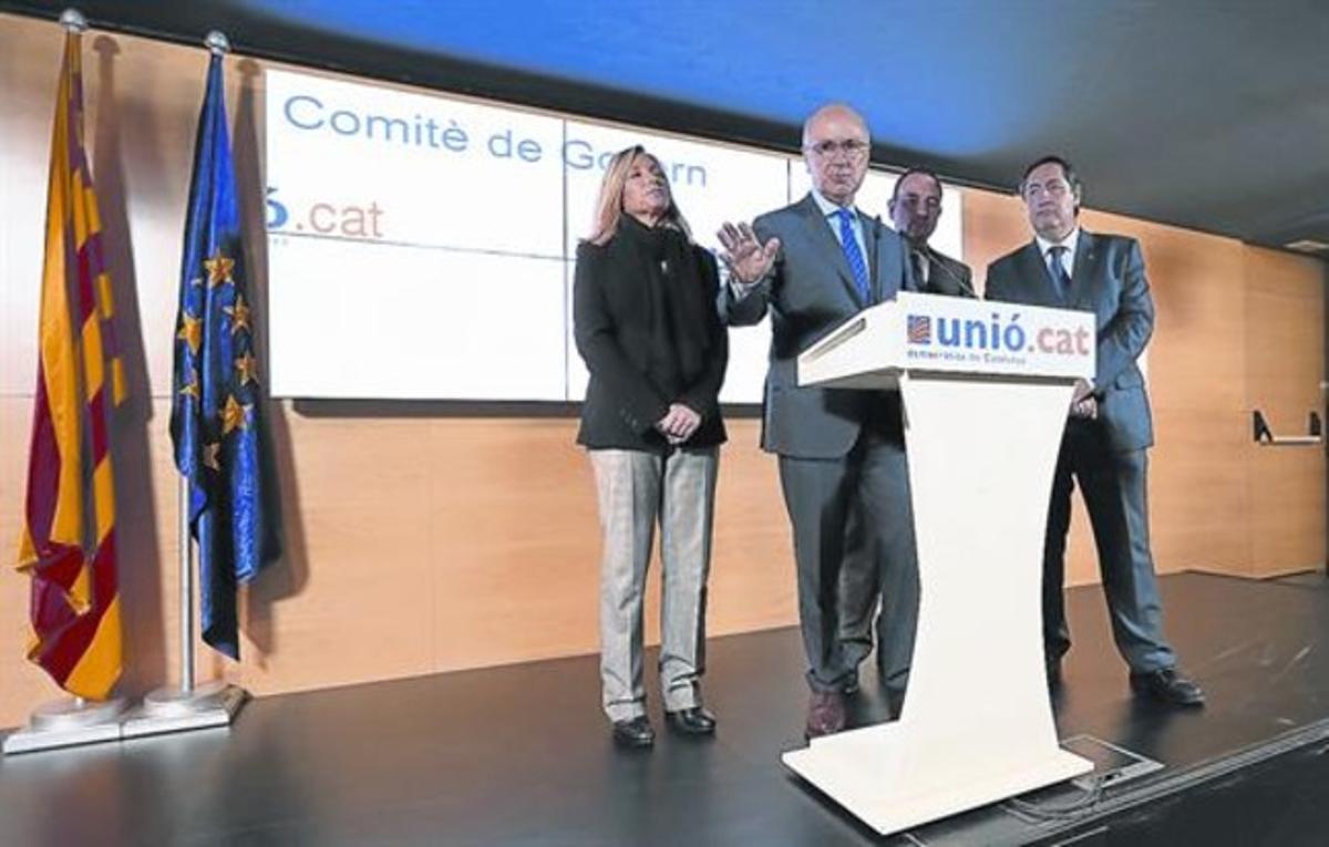 Josep Antoni Duran Lleida, con los ’consellers’ Joana Ortega, Ramon Espadaler y Josep Maria Pelegrí. tras una reunión de la ejecutiva de Unió.