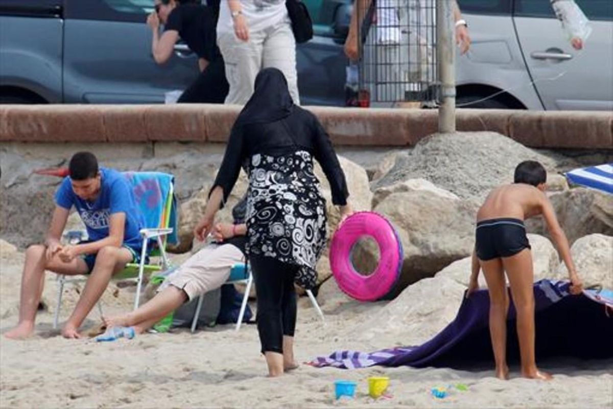 Una mujer con ’burkini’ en la playa de Marsella, el 17 de agosto. Una mujer con ’burkini’ en la playa de Marsella, el 17 de agosto.