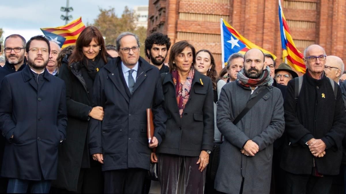 Aragonès (izquierda), junto a Laura Borràs, que encabezó la lista de JxCat al Congreso, y otros dirigentes independentistas acompañan a Torra al TSJC, este lunes. Aragonès (izquierda), junto a Laura Borràs, que encabezó la lista de JxCat al Congreso, y otros dirigentes independentistas acompañan a Torra al TSJC, este lunes.