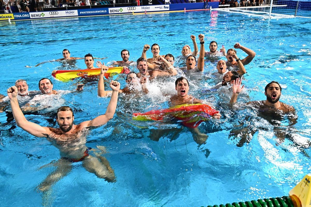 Los jugadores de la selección española celebran el triunfo en la final del Mundial ante Italia. 