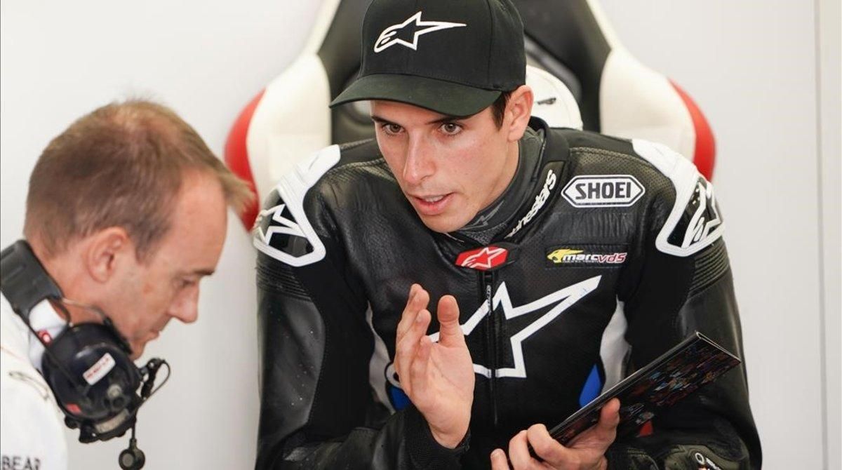 Àlex Márquez (Honda) habla con uno de los telemétricos del equipo LCR Honda. Àlex Márquez (Honda) habla con uno de los telemétricos del equipo LCR Honda.
