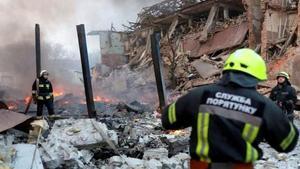 Rusia bombardea ciudades ucranianas cercanas a la frontera con Polonia. En la foto, bombardeos sobre zonas civiles en la ciudad ucraniana de Dnipró Kiev.